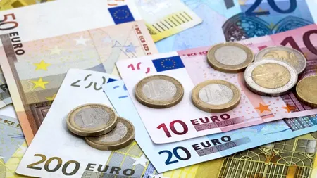 Moneda națională s-a depreciat, vineri, până la 4,9767 lei, pentru un euro