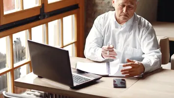 Nou tip de fraudă în România. Rudele golesc conturile pensionarilor, îi lasă fără pensii