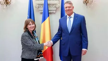Președintele Klaus Iohannis a decorat-o pe  Kathleen Kavalec, ambasadorul SUA la București