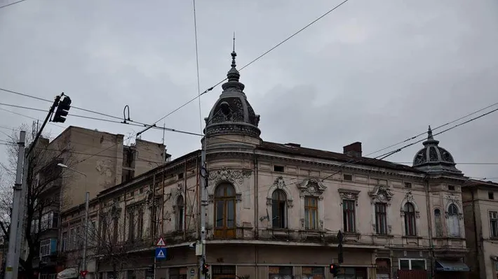 Clădirea din București care a stat 25 de ani cu sala deschisă spre cer intră în restaurare