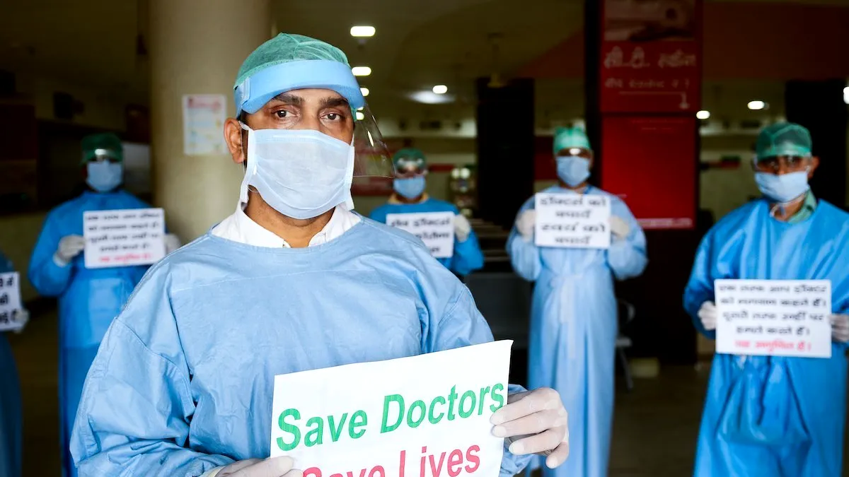 OMS: Majoritatea cazurilor de COVID-19 se referă la personalul medical