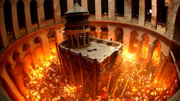 Sfânta Lumină va fi adusă azi de la Ierusalim