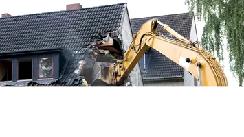 Ghid pentru demolări. Cât te costă să-ţi dărâmi casa