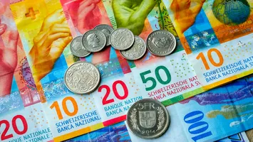 Leul pierde teren important în raport cu francul elveţian, la cursul oficial