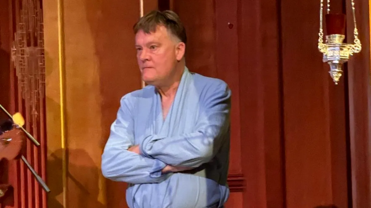 Un episcop desculț și în halat oprește un concert bisericesc și alungă publicul