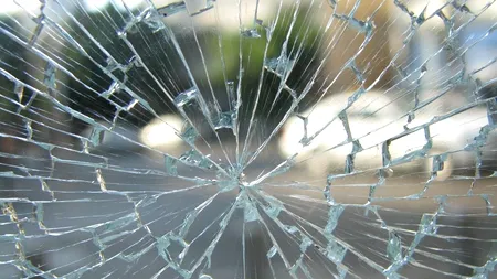 Opt persoane au fost rănite în urma unui accident în care a fost implicat un autocar cu 30 de pasageri, în Argeș