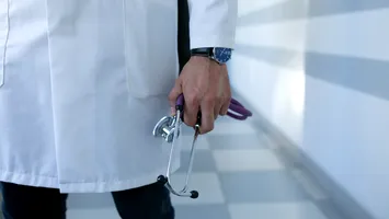 Vor fi dați afară medicii care pleacă din spitale pentru a lucra la privat