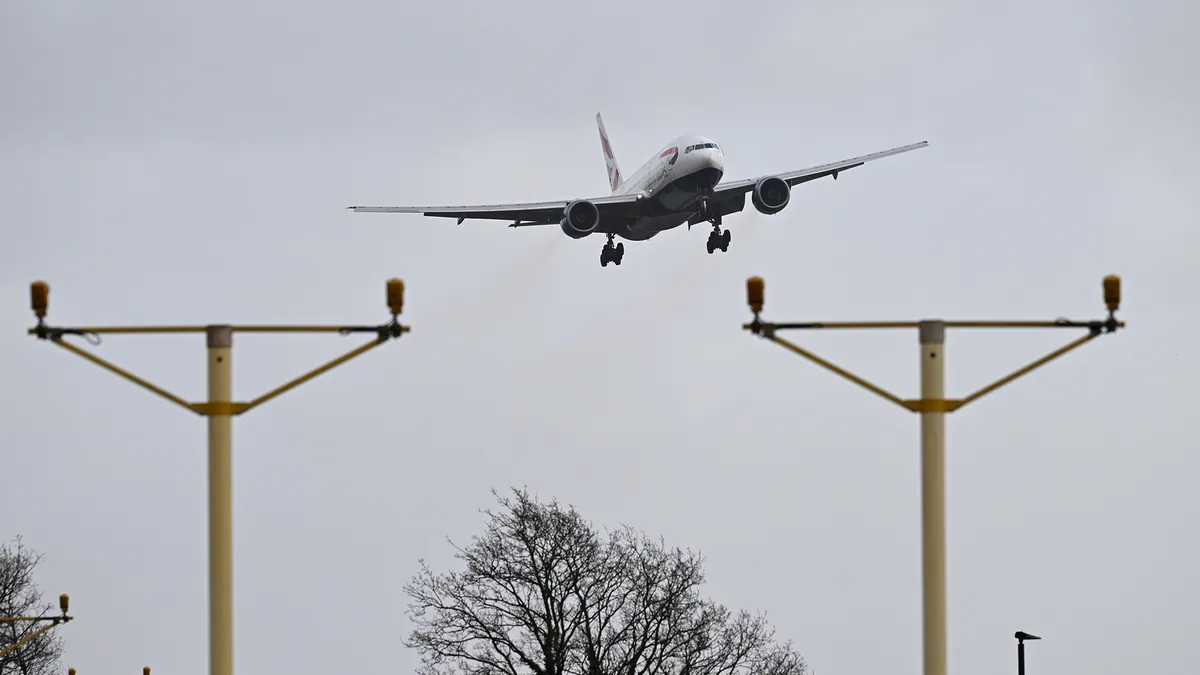 Omenirea vrea andrenalină:  Aterizările avioanelor pe Heathrow, în timpul furtunii, record de audiență (VIDEO)