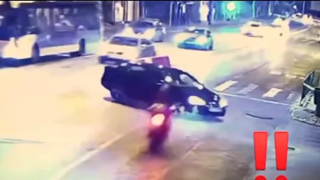 Accident înfiorător în Dobroiești! Doi motocicliști, la un pas de moarte, după ce au lovit o mașină! VIDEO
