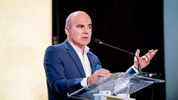 Război total sau împăcare în PNL. Rareș Bogdan pune pe masă trei scenarii pentru șefia lui Bolojan