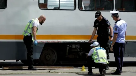 Incident grav în București: Un bărbat a fost rănit într-un tramvai de o bucată de șină care a intrat prin podea
