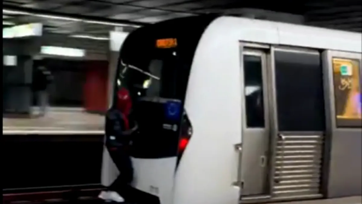 Tânăr deghizat în Spiderman, filmat când circulă agățat în spatele unei garnituri de metrou (VIDEO)