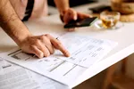 Prețuri în creștere, contracte neclare: ce riscă românii odată cu liberalizarea pieței de energie