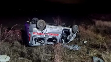 Microbuz răsturnat în șanț. O persoană a murit, iar alte 6 sunt rănite