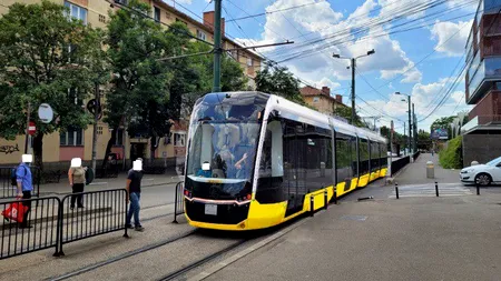 Primăria din Timișoara cumpără tramvaie de 33 milioane euro. Galben, în loc de mov