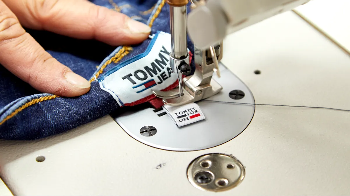 Frontierele fashion: Cusătura invizibilă - noua provocare a lui Tommy Hilfiger, în podcast