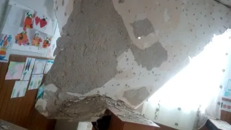 Revoltător: Imagini dintr-o școală proaspăt renovată al cărei tavan s-a prăbușit