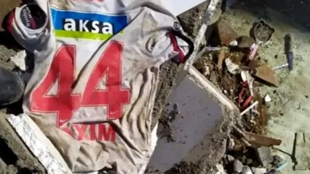 Tricou cu numele lui Alexandru Maxim, găsit sub dărâmăturile din Turcia