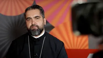 Preotul regizor de la Oradea, care s-ar fi vrut președinte, a fost suspendat. E acuzat de legături cu Biserica Rusă