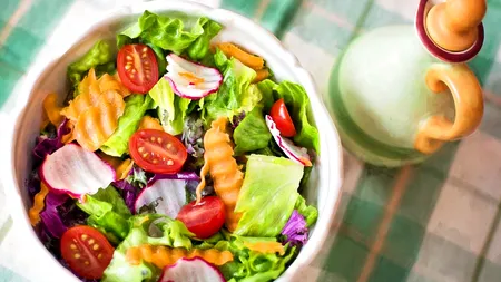Acest ingredient din salată distruge silueta. Medic: Îngrașă mai tare decât untul și slănina!