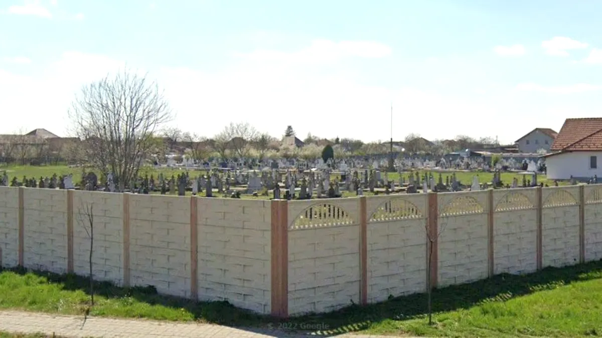 Antenă de internet montată într-un cimitir din Arad, blocată de Prefectură