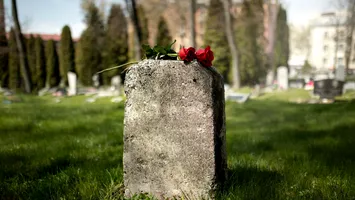 Inflația ajunge și în cimitire. Taxele pentru locurile de veci cresc semnificativ