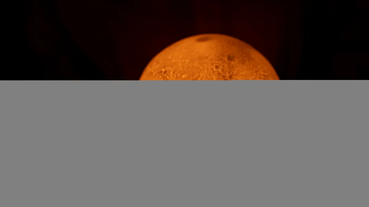 Eclipsa de Lună din Pești aduce noroc. Cinci zodii îşi schimbă destinul