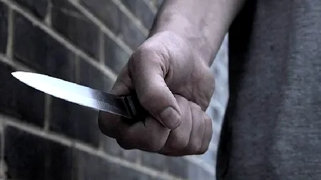 Profesor de sport amenințat cu cuțitul de către un elev
