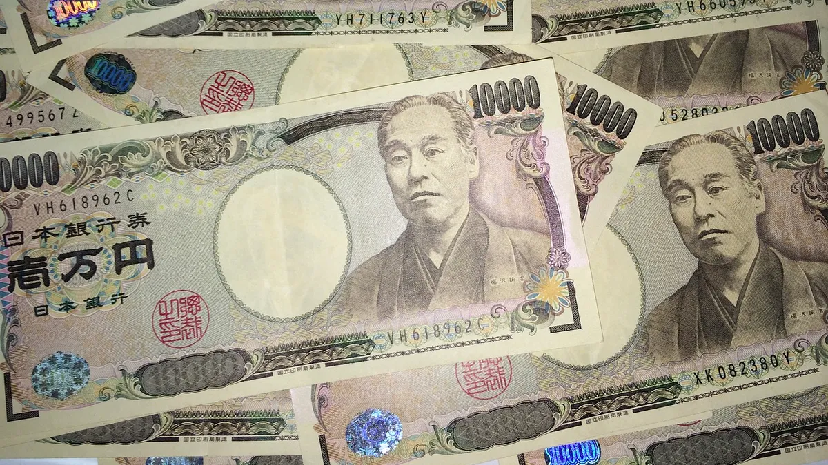România se pregăteşte să se împrumute în yeni japonezi când scad dobânzile pentru dolarul american
