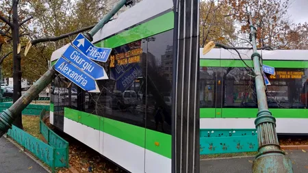 Incident în centrul Capitalei: Patru linii de tramvai blocate după prăbușirea unui stâlp peste un tramvai Imperio