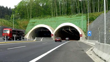 Se fac primele foraje pentru construirea celui mai lung tunel de autostradă din România. Pe acest lot vor mai fi 65 de viaducte, poduri și pasaje