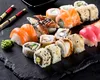 Românii dau sarmalele pe sushi. Record de comenzi în ultimul an