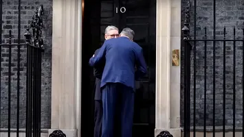 Ce înseamnă sărutul pe obraz folosit la întâlniri. Marcel Ciolacu l-a pupat pe premierul britanic, când s-au întâlnit la Downing Street 10. Ce spune psihologia despre gestul premierului