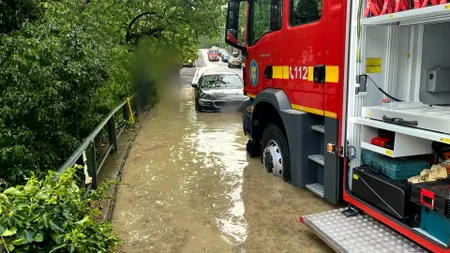 Ploaie torențială pe Valea Prahovei. Stradă inundată la Sinaia și probleme în zona Gării