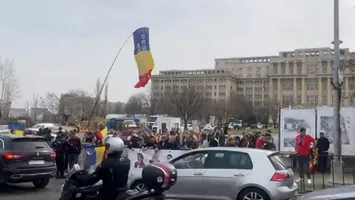 Susţinătorii lui Călin Georgescu s-au strâns în faţa sediului CCR. Curtea decide dacă acesta mai poate candida