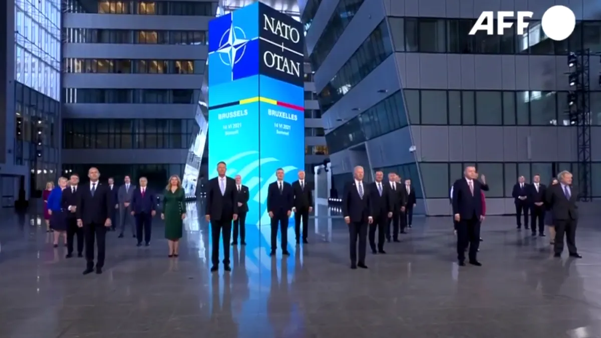 Mesaj ascuns: Biden a stat între Iohannis și președintele Poloniei la fotografia de grup de la summit-ul NATO