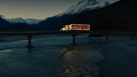 Reclamă emoționantă de Crăciun lansată de Coca Cola: „Oferă ceea ce doar tu poți dărui”