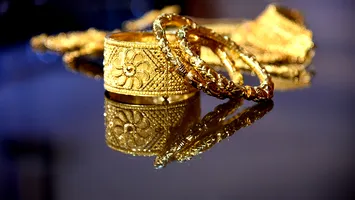 Românii se grăbesc să vândă aur. Vânzările s-au triplat în primul trimestru, pe anumite segmente de piaţă
