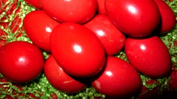 De ce vopsim ouă roșii de Paște și ce înseamnă, de fapt, acest obicei