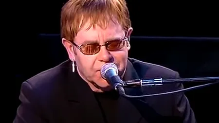 Elton John, primul artist cu single-uri în Top 10 timp de şase decenii