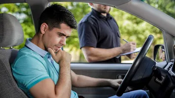 Dacă apeși prea tare accelerația, riști suspendarea permisului. Cu cât mai poți depăși viteza legală fără să fii taxat