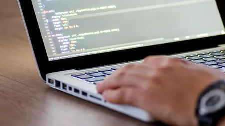 Angajată a Companiei de Apă Oltenia, reținută pentru 24 de ore. Este acuzată de fals informatic și delapidare