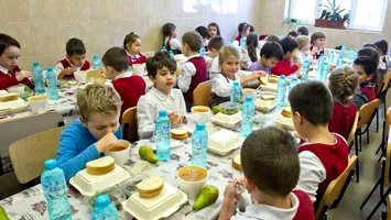 Cât costă o masă sănătoasă pentru un elev. Care este județul cu cei mai mulți beneficiari
