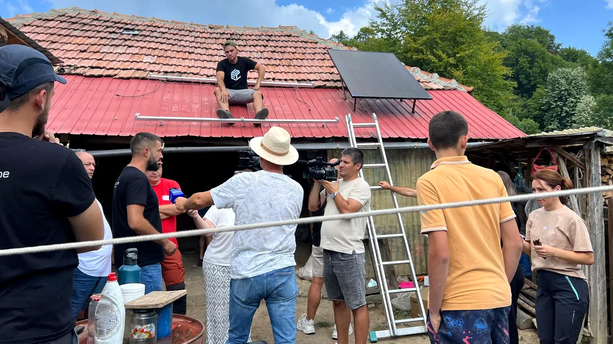 În România, încă mai sunt case în care lumina a venit după o viață întreagă. AEI a aprins primul bec. Maria: „Am trăit la lumina lămpii”