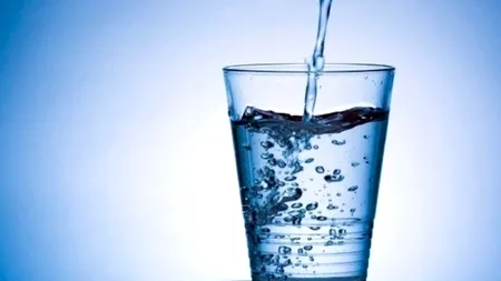 Microplasticele fine din apa potabilă, periculoase! Trec din intestin în sânge. Nu PET-urile ar fi principala cauză