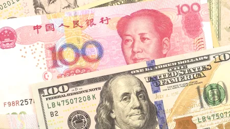 Mişcare fără precedent! China devalorizează yuanul mai mult decât scade dolarul american