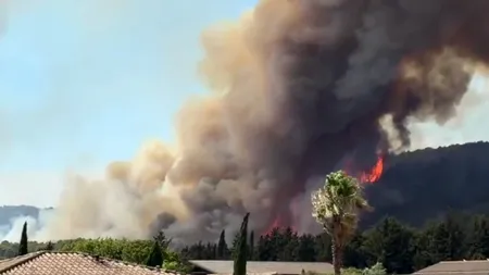 Peste 600 de pompieri se luptă cu incendiile de vegetație din Franța. Flăcările au cuprins Var și Corsica
