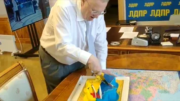 Simion nu a fost primul. Un politician rus a tăiat, în 2019, un tort în forma Ucrainei, de ziua lui (VIDEO)