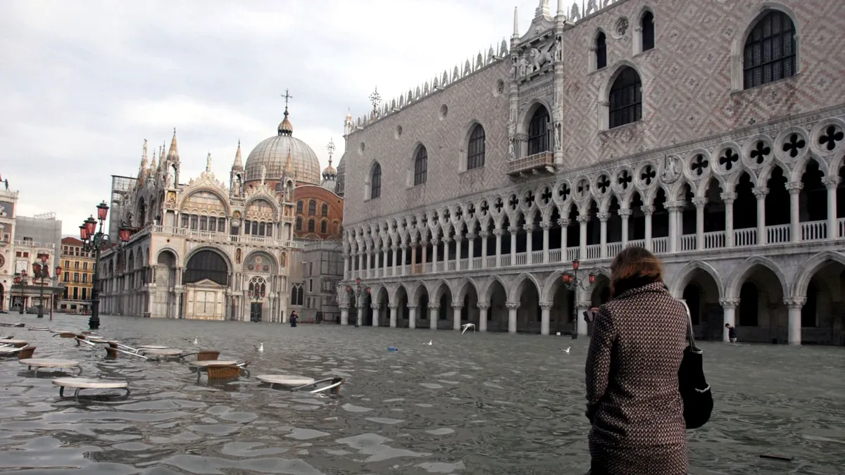 Marea maree sezonieră inundă Piața San Marco din Veneția
