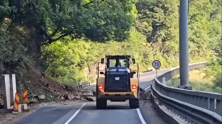 Cât de periculoasă e defrișarea de pe Valea Oltului: cantități uriașe de pământ și bucăți mari de stâncă ajung pe carosabil VIDEO